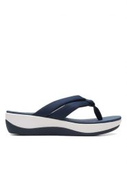 Clarks Japonki "Arla Kaylie" w kolorze granatowym na koturnie rozmiar: 36. Niebieskie klapki damskie Clarks, bez wzorów, z otwartym noskiem, bez obcasa, na koturnie, bez zapięcia. Za 87.61 zł.