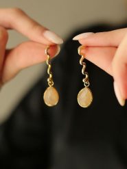 Pierres de Jade Pozłacane kolczyki-wkrętki z kamieniem słonecznym rozmiar: onesize. Pomarańczowe kolczyki damskie Pierres de Jade, pozłacane. Za 43.99 zł.