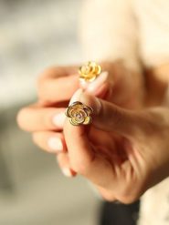 Pierres delicates Pozłacane kolczyki-wkrętki z cyrkoniami rozmiar: onesize. Żółte kolczyki damskie Pierres delicates, z cyrkonią, pozłacane. Za 78.47 zł.