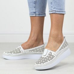 Białe skórzane półbuty damskie T.Sokolski 712. Białe półbuty damskie Sokolski, na lato, w ażurowe wzory, z materiału, bez obcasa, bez zapięcia. Za 259.00 zł.