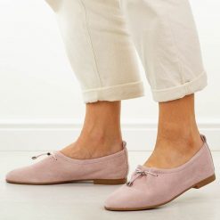 Różowe zamszowe skórzane półbuty damskie T.Sokolski w26-236. Czerwone półbuty damskie Sokolski, na jesień, bez wzorów, z jeansu, bez obcasa, bez zapięcia. W wyprzedaży za 251.10 zł.