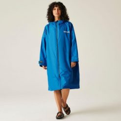 Płaszcz plażowy wodoodporny Changing Robe Regatta. Niebieskie płaszcze damskie Regatta, xl, bez wzorów, bez kaptura. Za 329.99 zł.