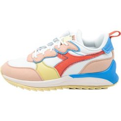 Buty do chodzenia damskie, Diadora Jolly Canvas Wn. Brązowe obuwie sportowe damskie Diadora, bez zapięcia, trekkingowe. Za 490.00 zł.