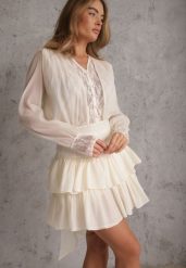Jasnobeżowa Sukienka z Bawełną z Koronkowymi Wstawkami i Wiązaniem w Stylu Boho Oriposi. Brązowe sukienki damskie Renee, w ażurowe wzory, z bawełny, boho, bez ramiączek. Za 189.99 zł.