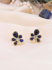 Pierres de Jade Pozłacane kolczyki-wkrętki z lapis lazuli rozmiar: onesize. Niebieskie kolczyki damskie Pierres de Jade, z cyrkonią, pozłacane. Za 39.99 zł.