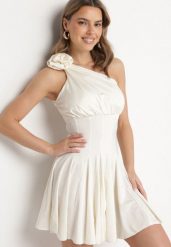 Beżowa Satynowa Asymetryczna Sukienka Ozdobiona Kwiatem 3D Izaiva. Brązowe sukienki damskie Born2be, z aplikacjami, z satyny, eleganckie, bez ramiączek. Za 139.99 zł.