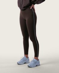 Damskie legginsy z wysokim stanem i kontrastowym lampasem na siłownię – brązowy. Brązowe legginsy damskie AESTHETIC WOLF, l, bez wzorów, z dzianiny. Za 239.99 zł.