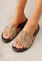 Ciemnobeżowe Klapki z Przeplatanymi Paskami i Nitami przy Podeszwie Marivyn. Brązowe klapki damskie Born2be, bez wzorów, bez obcasa, na płaskiej podeszwie, bez zapięcia. Za 79.99 zł.