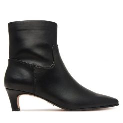 Botki Steve Madden. Czarne botki damskie Steve Madden, bez obcasa, na słupku, bez zapięcia. Za 559.99 zł.