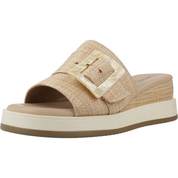 Sandały CARMELA 162228C Beżowy. Brązowe sandały damskie Carmela, bez wzorów, z syntetyku, bez obcasa, bez zapięcia. Za 331.99 zł.