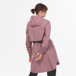 Kurtka turystyczna damska Quechua Raincut Long wodoodporna. Czerwone kurtki damskie QUECHUA, m, bez wzorów, bez kaptura. Za 129.99 zł.