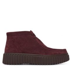 Trzewiki Clarks. Czerwone botki damskie Clarks, bez obcasa, na płaskiej podeszwie, bez zapięcia. Za 519.99 zł.