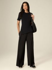 4F Spodnie dresowe z szerokimi nogawkami damskie - czarne XS. Czarne spodnie dresowe damskie 4F, xs, bez wzorów, z dresówki. Za 159.99 zł.