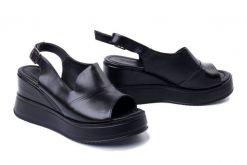 ARTIKER RELAKS 52C0484 czarny, sandały damskie. Czarne sandały damskie Artiker Relaks, bez wzorów, ze skóry, bez obcasa, na koturnie, bez zapięcia. Za 219.92 zł.