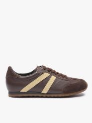 Brązowe półbuty sportowe z jasnożółtym paskiem. Brązowe obuwie sportowe casual damskie Ryłko, bez wzorów, ze skóry, z okrągłym noskiem, bez obcasa, na płaskiej podeszwie, bez zapięcia. Za 449.99 zł.