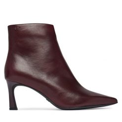 Botki Tamaris. Czerwone botki damskie Tamaris, bez obcasa, na szpilce, bez zapięcia. Za 484.99 zł.