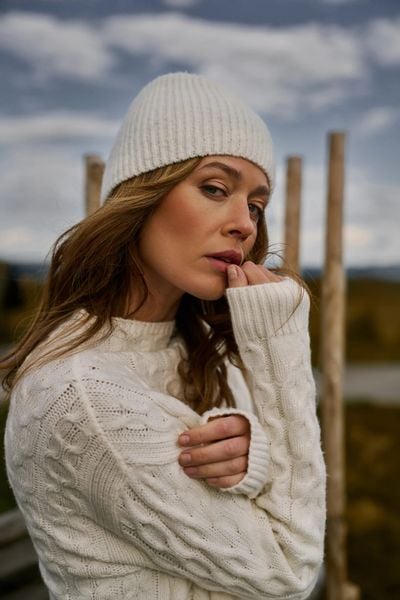 Zimowa czapka biała. Białe czapki damskie MOODO, na zimę, bez wzorów, z elastanu. Za 39.99 zł.