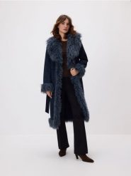 Płaszcz z imitacji zamszu i futra - granatowy. Niebieskie płaszcze damskie Reserved, l, bez wzorów, bez kaptura. Za 399.99 zł.