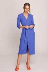 Elegancka sukienka midi z dekoltem V i rozcięciem niebieska. Niebieskie sukienki damskie Stylove, bez wzorów, z elastanu, biznesowe, bez ramiączek. Za 429.00 zł.