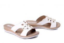 INBLU BV-45 001 biały, klapki damskie. Białe klapki damskie Inblu, bez wzorów, bez obcasa, bez zapięcia. Za 77.99 zł.