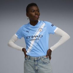 Damska koszulka domowa Manchester City 25/26 PUMA Team Light Blue White. Białe bluzki damskie Puma, xl, bez wzorów, sportowe, bez kołnierzyka, bez ramiączek. Za 439.00 zł.