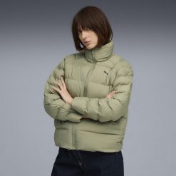 Damska kurtka Mono PUMA Lux Army Green. Zielone kurtki damskie Puma, bez wzorów, z materiału, bez kaptura. Za 599.00 zł.