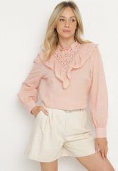 Różowa Bawełniana Bluzka z Ażurowym Haftem i Falbaną Przy Dekolcie Neveine. Czerwone bluzki damskie Born2be, m, w ażurowe wzory, z bawełny, boho, bez kołnierzyka, bez ramiączek. Za 44.99 zł.