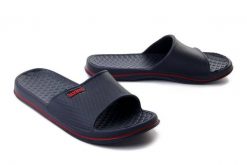 AXIM 7K23767 navy, klapki basenowe damskie. Niebieskie klapki damskie Axim, bez wzorów, bez obcasa, bez zapięcia. Za 34.99 zł.
