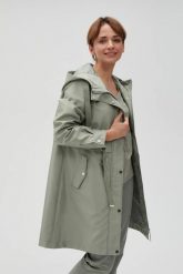Parka z katurem oliwkowa. Zielone parki damskie MOODO, z poliesteru, bez kaptura. W wyprzedaży za 179.99 zł.