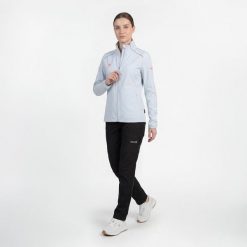 Kurtka damska Arasal: wydajność i wygoda dla biegaczy i miłośników trekkingu w k. Niebieskie kurtki damskie Izas, xl, bez wzorów, z materiału, bez kaptura. Za 269.52 zł.