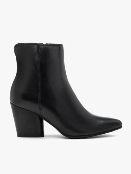 Czarne botki ze skóry licowej na obcasie. Czarne botki damskie Brawo sp. z o.o., ze skóry, eleganckie, za kostkę, bez obcasa, na obcasie, bez zapięcia. Za 499.99 zł.