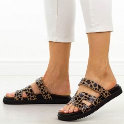 Leopard klapki damskie Vinceza 17401. Białe klapki damskie VINCEZA, bez wzorów, z jeansu, bez obcasa, na płaskiej podeszwie, bez zapięcia. W wyprzedaży za 125.10 zł.