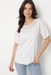 Szary T-shirt Oversize z Ozdobną Koronką i Perłami Elanoriel. Szare t-shirty damskie Born2be, l, bez wzorów, z koronki, bez kołnierzyka. Za 34.99 zł.