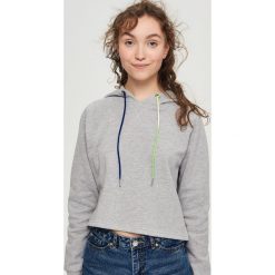 Krótka bluza z kapturem - Jasny szar. Szare bluzy damskie Sinsay. W wyprzedaży za 29.99 zł.