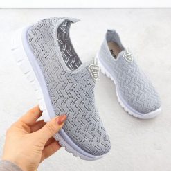 Półbuty sportowe damskie ażurowe slip on szare Artiker 56C1016. Szare obuwie sportowe casual damskie Artiker, z tkaniny. Za 67.50 zł.