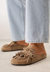 Beżowe Klapki VICES Mule Ozdobione Frędzlami Koralikami i Kokardą Eathelena. Brązowe klapki damskie Renee, bez wzorów, bez obcasa, na płaskiej podeszwie, bez zapięcia. Za 119.99 zł.