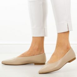 Beżowe skórzane czółenka damskie T.Sokolski 307. Brązowe balerinki damskie Sokolski, bez wzorów, ze skóry. W wyprzedaży za 263.12 zł.