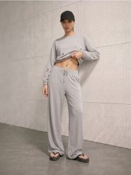 Krótka bluza crewneck z ozdobnymi oczkami - szary. Szare bluzy damskie Sinsay, l, bez wzorów, bez kaptura. Za 49.99 zł.