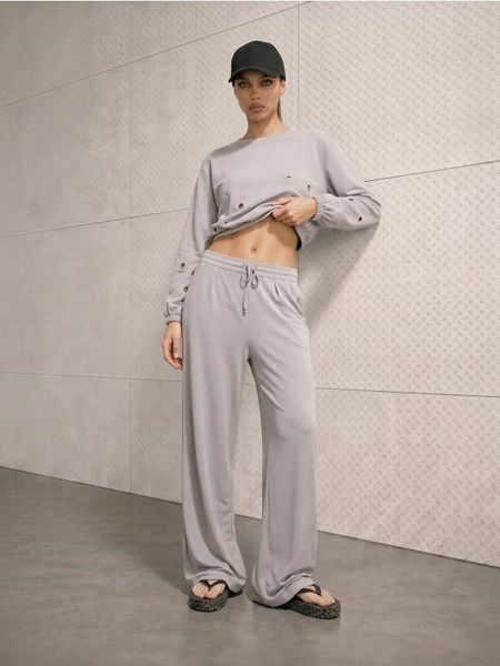 Krótka bluza crewneck z ozdobnymi oczkami - szary. Szare bluzy damskie Sinsay, l, bez wzorów, bez kaptura. Za 49.99 zł.