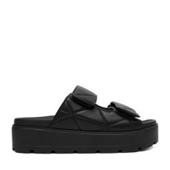 Klapki DeeZee. Czarne klapki damskie DeeZee, bez wzorów, bez obcasa, bez zapięcia. Za 149.99 zł.