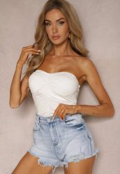 Niebieskie Szorty Denimowe High Waist z Wystrzępionymi Nogawkami Zimefia. Niebieskie szorty damskie Renee, bez wzorów, z podwyższonym stanem. Za 59.99 zł.