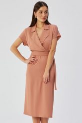 Elegancka sukienka z kołnierzem różana. Czerwone sukienki damskie Stylove, bez wzorów, z elastanu, biznesowe, bez ramiączek. Za 349.00 zł.