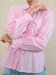 Bawełniana koszula z dekoracyjnym wiązaniem przy mankietach - różowy. Czerwone koszule damskie Sinsay, l, bez wzorów, z bawełny, bez kołnierzyka, bez ramiączek. Za 49.99 zł.