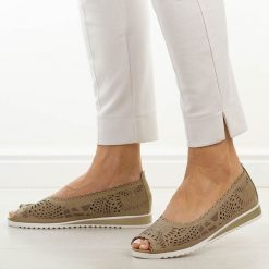 Beżowe skórzane półbuty damskie M.Daszyński Ol27-1. Brązowe półbuty damskie M.Daszyński, na lato, w ażurowe wzory, ze skóry, z otwartym noskiem, bez obcasa, na płaskiej podeszwie, bez zapięcia. W wyprzedaży za 197.10 zł.