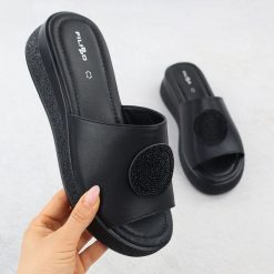 Skórzane klapki damskie z cyrkoniami na koturnie czarne Filippo 6987. Czarne klapki damskie Filippo, bez wzorów, ze skóry, bez obcasa, na koturnie, bez zapięcia. Za 137.99 zł.
