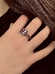 Les Petites Précieuses Pozłacany pierścionek z kamieniami szlachetnymi rozmiar: 56. Czerwone pierścionki damskie Les Petites Précieuses, z ametystem, pozłacane. Za 225.45 zł.