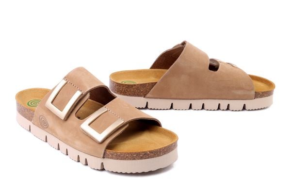 DR. BRINKMANN 700802-08 beige, klapki damskie. Brązowe klapki damskie Dr. Brinkmann, bez wzorów, ze skóry, bez obcasa, bez zapięcia. Za 309.90 zł.