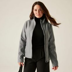 Damska kurtka softshell Ablaze z nadrukiem. Niebieskie kurtki damskie Regatta, na jesień, bez wzorów, z poliesteru, bez kaptura. Za 169.99 zł.
