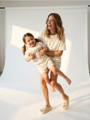 Bawełniana piżama dwuczęściowa z nadrukiem Miffy - biały. Białe piżamy damskie Sinsay, bez wzorów, z bawełny, bez ramiączek. Za 49.99 zł.