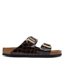 Klapki Birkenstock. Czarne klapki damskie Birkenstock, bez wzorów, bez obcasa, bez zapięcia. Za 674.99 zł.